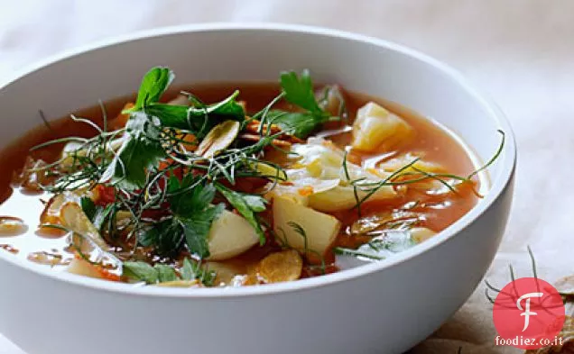 Zuppa di cavolo e finocchio con patatine all'aglio tostate