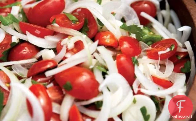 Insalata di pomodoro, cipolla dolce e prezzemolo