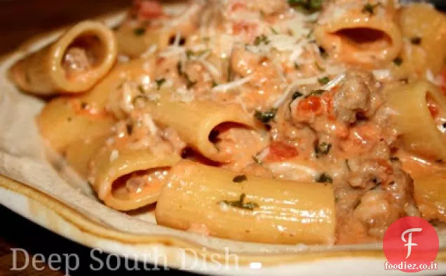 Salsiccia con Rigatoni in salsa di crema di Pomodoro