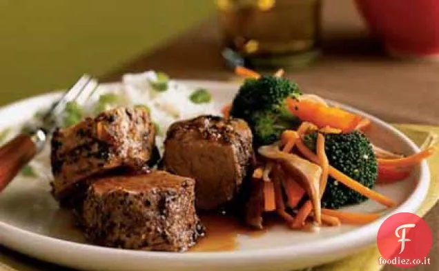 Filetto di maiale in crosta di pepe con salsa al caramello di soia