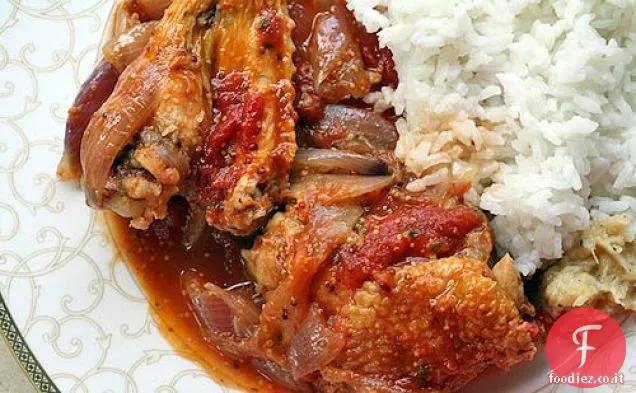Stufato di pollo con cipolle, pomodori e Digione