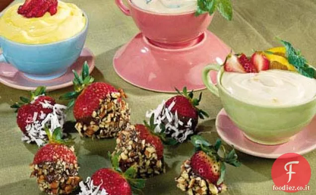 Fragole con zucchero di canna e salsa di panna acida