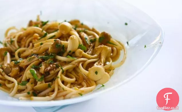 Noodles con funghi e limone Condimento allo zenzero