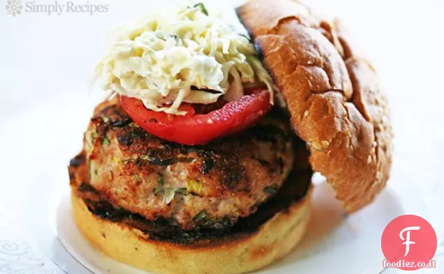 Hamburger di tacchino alla griglia piccante con insalata di cavolo