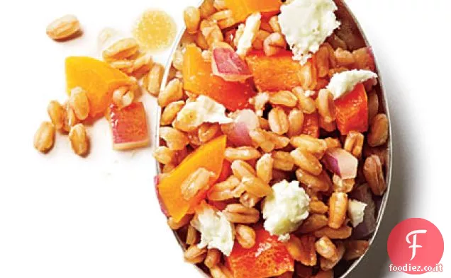 Insalata di farro di cipolla, feta e peperone