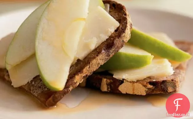 Cheddar invecchiato con spicchi di mela e riduzione del sidro