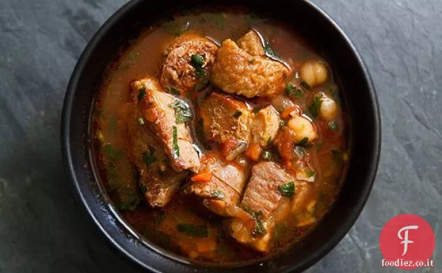 Spezzatino di maiale piccante con ceci e salsiccia