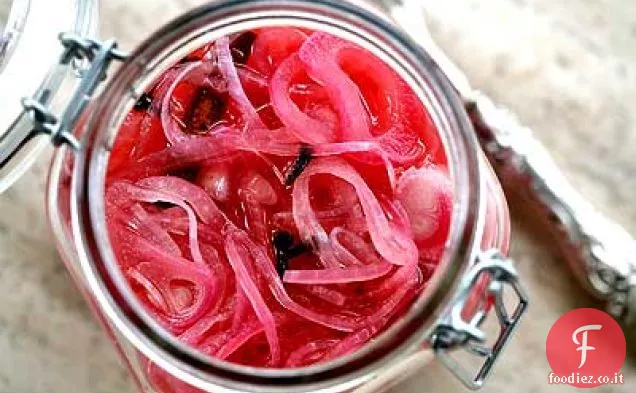 Come fare le cipolle rosse in salamoia