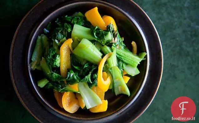 Baby Bok Choy con peperoni gialli