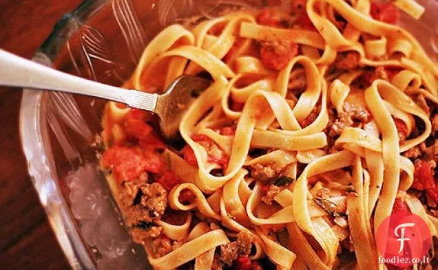 Fettuccine con salsa di salsiccia italiana al pomodoro cremoso