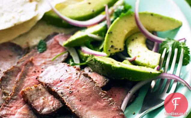 Bistecca alla griglia con avocado e insalata di cipolle rosse