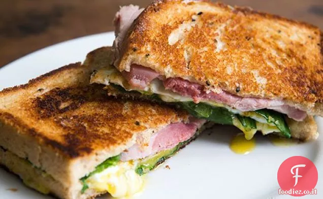 Verdure, uova e prosciutto, panino al formaggio grigliato