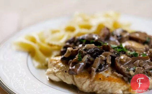 Pollo con salsa cremosa di funghi salvia