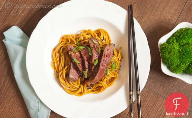 Manzo alla griglia in stile tailandese con noodles