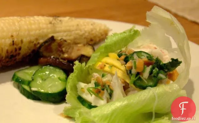 Involtini di lattuga con merluzzo, insalata di cetrioli, gusto di arachidi e Nuoc