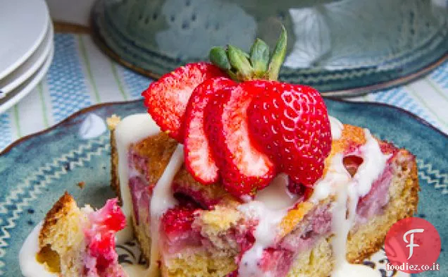 Torta di fragole e crema di caffè con glassa di crema di formaggio alla vaniglia