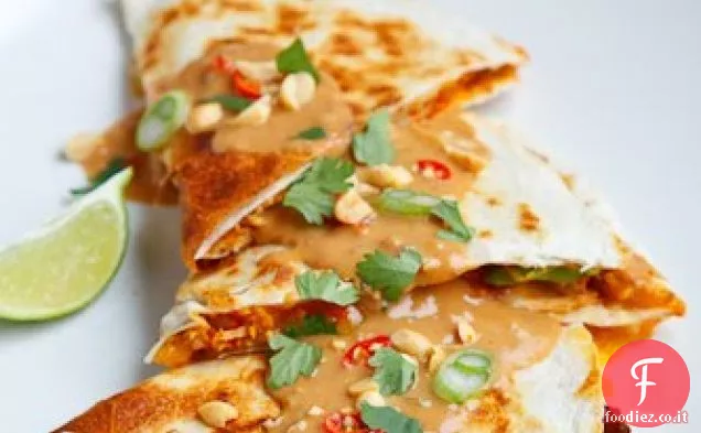 Quesadillas piccanti di pollo alle arachidi