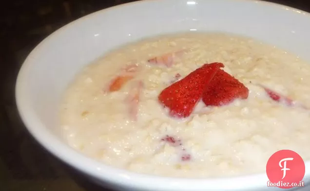 Colazione sana di farina d'avena alla fragola
