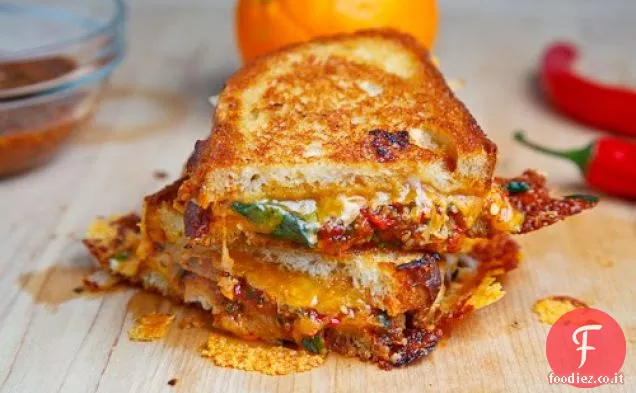 Panino al formaggio alla griglia di pollo al peperoncino dolce