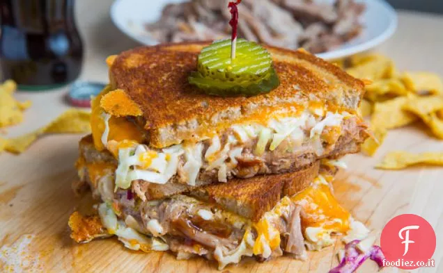 Barbecue tirato maiale formaggio alla griglia