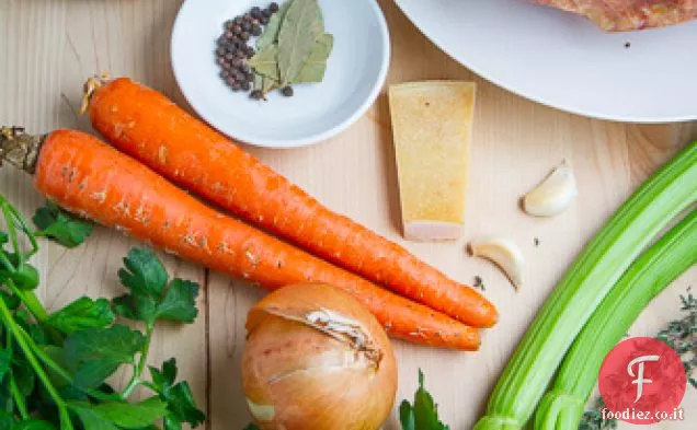Brodo di prosciutto (e come cucinare un prosciutto affumicato e stagionato)