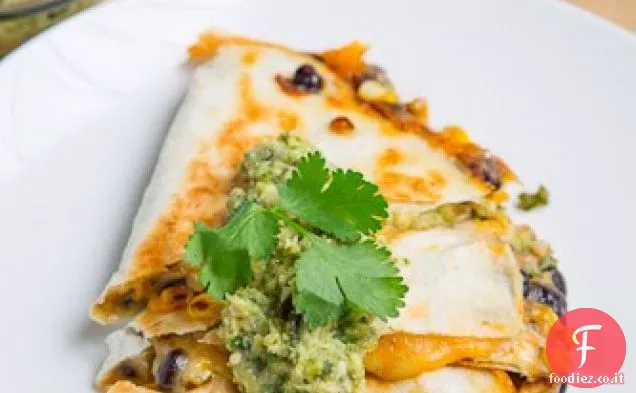 Quesadillas di mais e fagioli neri caramellati con salsa di zucchine arrosto