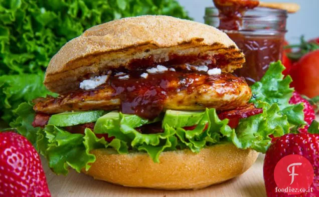 Strawberry BBQ Chicken Club Sandwich con pancetta, avocado e formaggio di capra