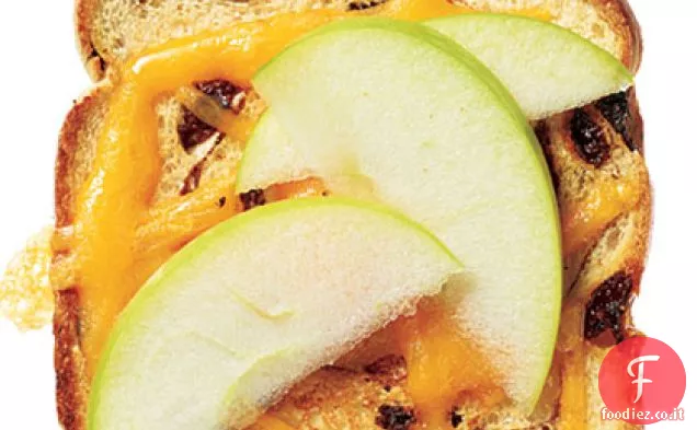 Cheddar ' n ' Apple Cannella-Uvetta Toast