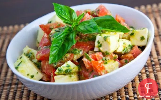 Insalata Caprese tagliata a dadini con condimento al pesto