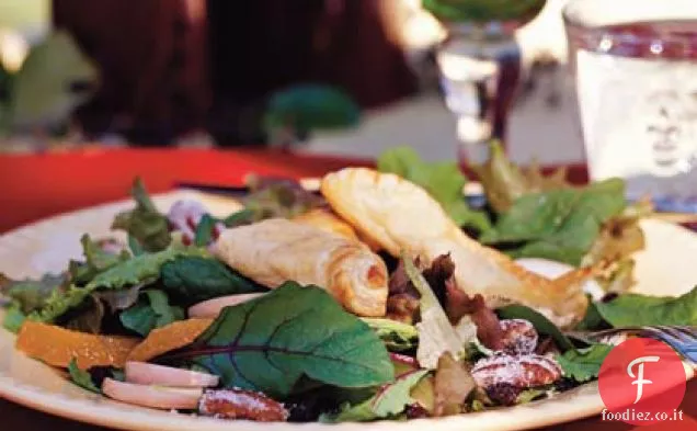 Pasticcini al pepe nero-Chèvre su verdure invernali miste con vinaigrette al mirtillo e noci pecan candite