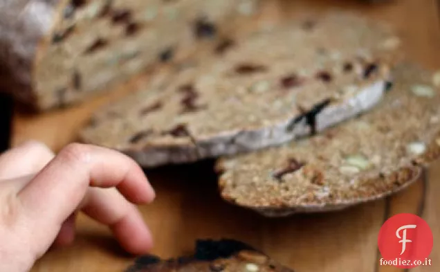 Pane tostato di segale con ciliegie e semi di zucca