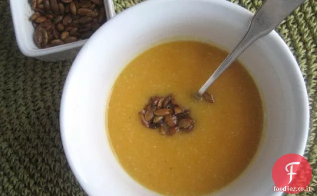 Zuppa di zucca, mais e citronella con semi di zucca speziati