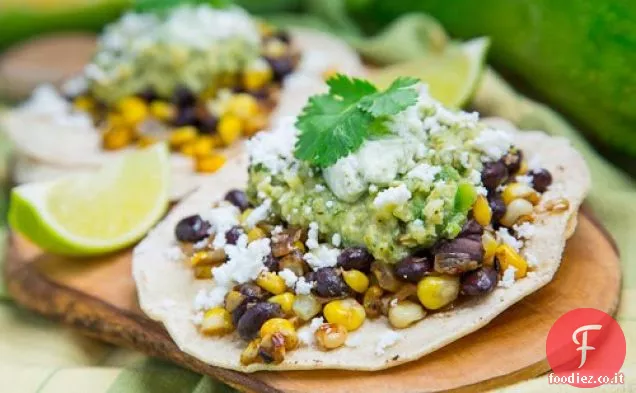 Tacos di mais e fagioli neri caramellati con salsa di zucchine arrosto e Crema di Poblano arrosto