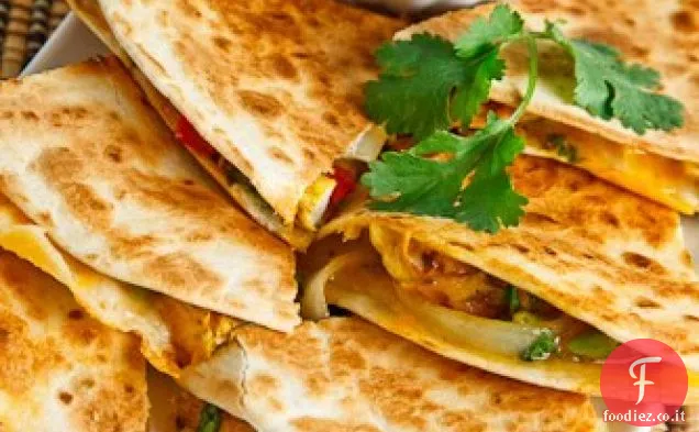 Quesadillas di pollo Satay con salsa piccante di arachidi