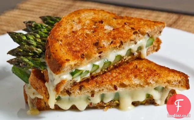 Panino al formaggio alla griglia di asparagi