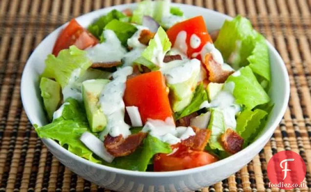 Insalata BLT con avocado e un condimento di formaggio blu