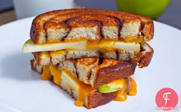 Panino al formaggio grigliato alla mela alla cannella