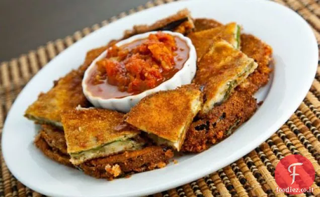 Melanzane fritte e mozzarella con salsa di marinara arrosto