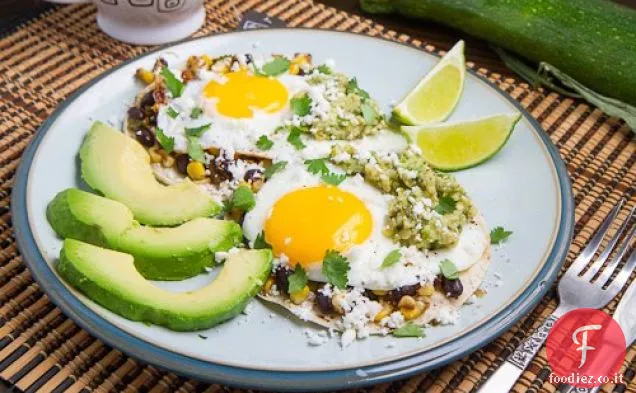 Mais caramellato e fagioli neri Huevos Rancheros con salsa di zucchine arrosto