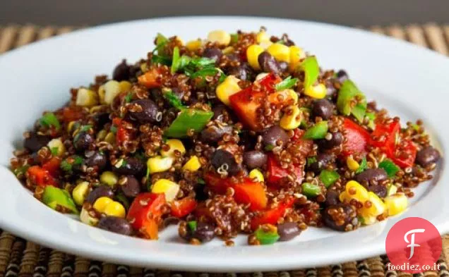 Insalata di quinoa di mais e fagioli neri