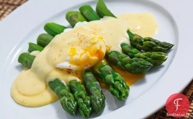 Asparagi con uovo in camicia in salsa olandese
