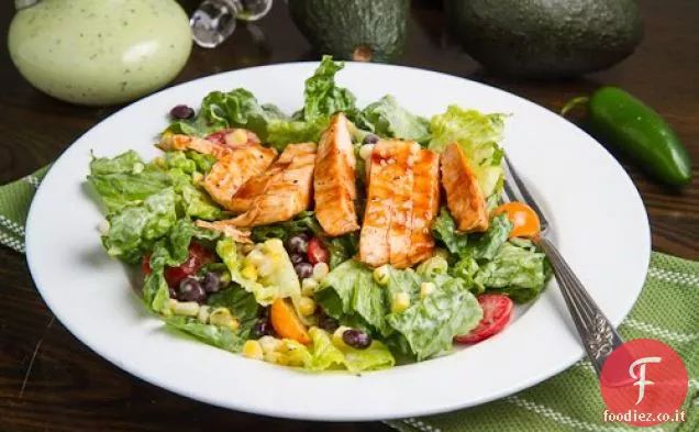 Insalata di pollo barbecue con salsa di avocado cremoso