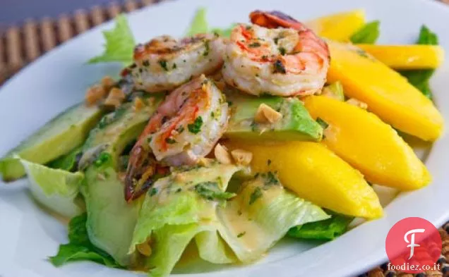 Mango, avocado e insalata di gamberi alla griglia con un condimento di arachidi