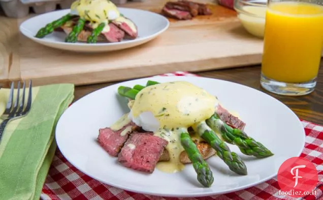 Bistecca e Uova Benedict con asparagi in salsa Bearnaise