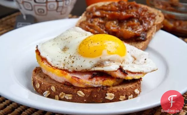 Peameal Bacon Colazione Panino con cipolle caramellate acero e un uovo fritto