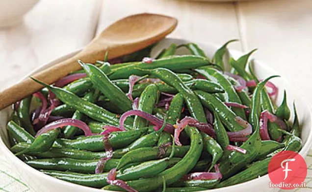 Insalata di fagioli verdi con cipolle rosse sciolte