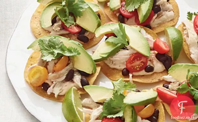 Tostadas di pollo e fagioli neri