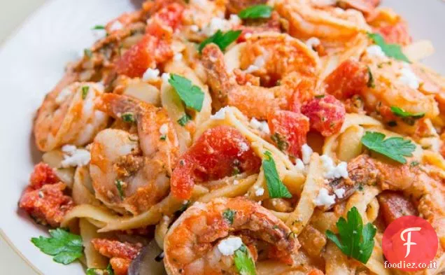 Linguine di gamberetti in salsa di pomodoro e Feta (aka Gambero Saganaki Linguine)