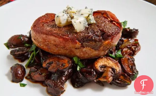 Doppia pancetta affumicata avvolto Filet Mignon con funghi caramellati condita con formaggio blu