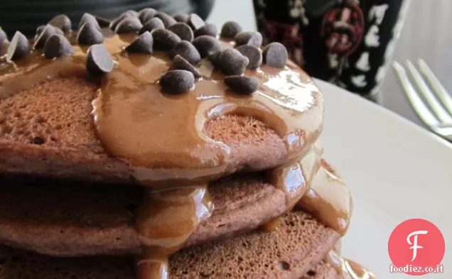 Pancake al cioccolato al burro di arachidi (con opzioni senza glutine e vegane)